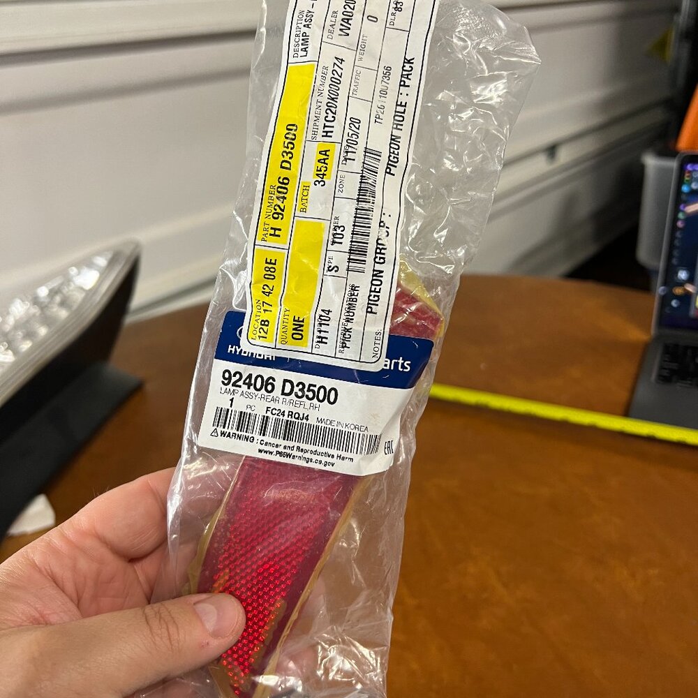 Genuine/OEM 92406D3500 LAMP ASSY-REAR‎ R/REFL, RH for Hyundai Tucson 18